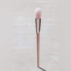 Fenty Beauty Pink Makeup Brush 135 Precision Highlighter Brush